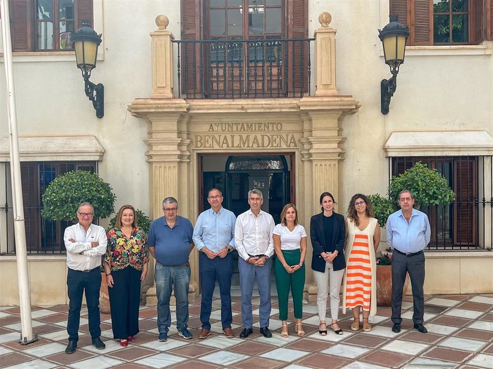 Navas junto a su equipo en la puerta del Ayuntamiento de Benalmádena.