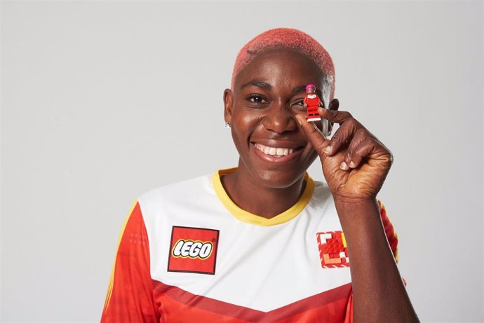 La jugadora del Bara Femení Asisat Oshoala con su figura de LEGO