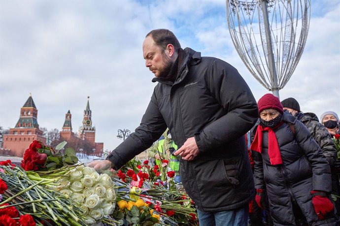 Archivo - February 27, 2021, Moscow, Russia: Opposition politician Vladimir Kara-Murza laying flowers during the memorial..More than 10 thousand people took part in the memory of Boris Nemtsov on the sixth anniversary of the murder of the politician. Am