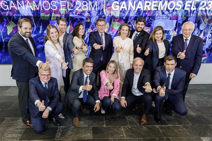 Foto de familia de los miembros del PP a su llegada a la Junta Directiva del PP, en la sede de Génova, a 30 de mayo de 2023, en Madrid (España). Durante la Junta Directiva, Feijóo ha llamado a no bajar la guardia y trabajar para ampliar en las eleccione