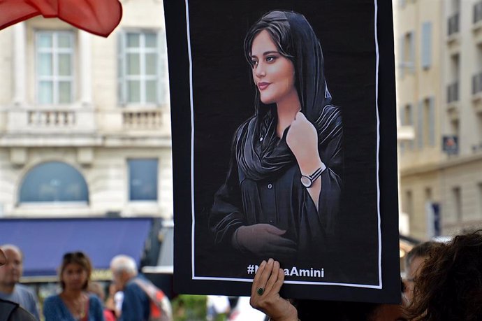 Archivo - Una fotografía de la joven Mahsa Amini durante una manifestación contra el Gobierno iraní