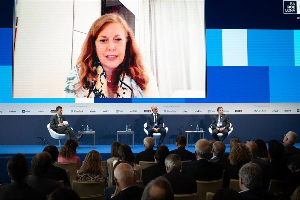 La economista jefe para Asia Pacífico de Natixis, Alicia García, de manera telemática, el economista jefe del Institute of International Finance, Robin Brooks (c), y el director general de Economía y Estadística del Banco de España, Ángel Gavilán (d), i