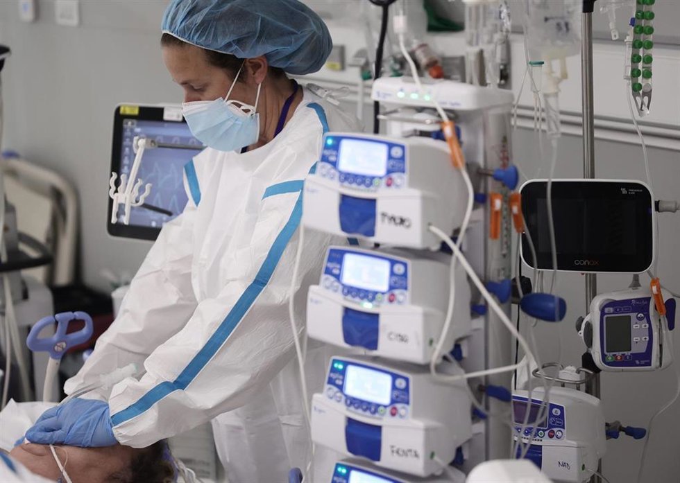 Archivo - Una enfermera atiende a una paciente en la UCI del Hospital Enfermera Isabel Zendal, a 23 de noviembre de 2021, en Madrid (España). El hospital está actualmente dedicado exclusivamente al cuidado de enfermos covid. En los últimos días se ha pr