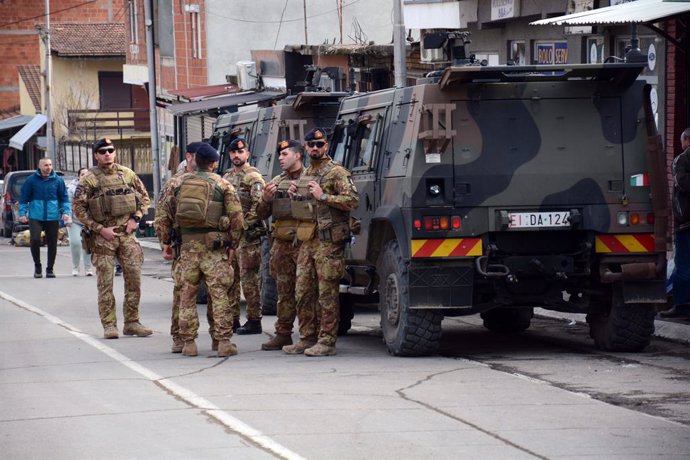 Archivo - MITROVICA (KOSOVO), Dec. 30, 2022  -- Soldiers of the NATO-led Kosovo Force (KFOR) patrol near a road barricade set up in the city of Mitrovica, Kosovo on Dec. 29, 2022.   Serbs in Kosovo and Metohija Province agreed to start removing road bar