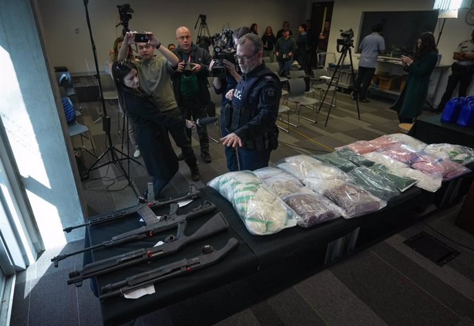Archivo - March 16, 2023, SURREY, BC, CANADA: RCMP Sgt. Shawn MacNeil, of the Clandestine Laboratories Enforcement and Response team (CLEAR), describes the pills that were seized as they sit on display with firearms, during a news conference at RCMP headq