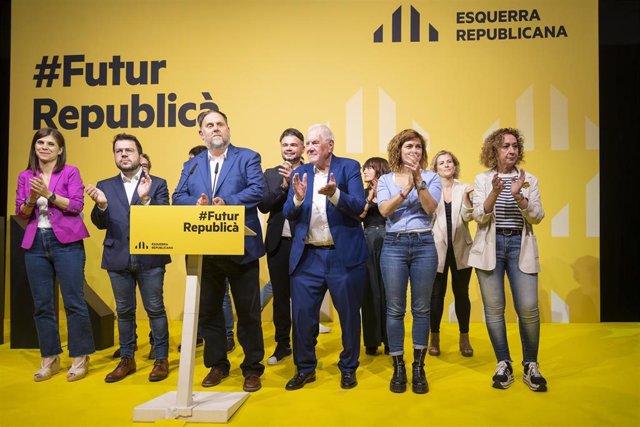 (I-D) La portavoz y secretaria general adjunta de ERC, Marta Vilalta; el presidente de la Generalitat de Catalunya, Pere Aragonès; el presidente de ERC, Oriol Junqueras; el candidato de ERC a la Alcaldía de Barcelona, Ernest Maragall y la concejal de ERC 