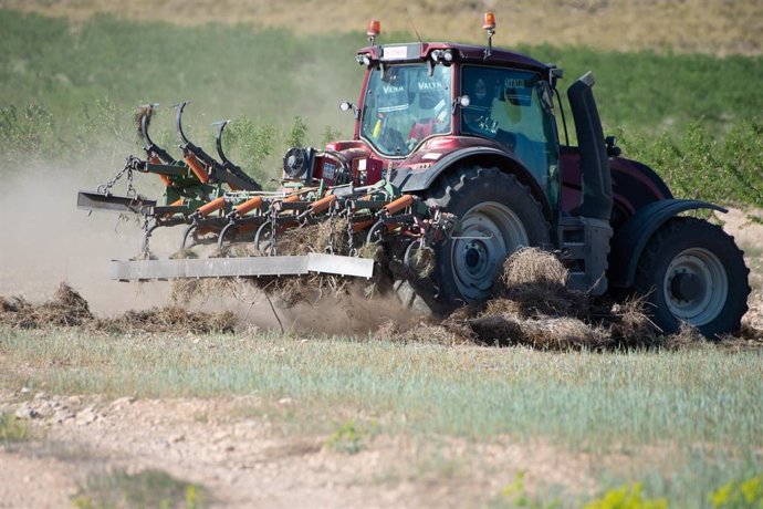 Archivo - Un tractor ara el campo en Murcia, Región de Murcia. La cosecha de cereales caería este año  en España un 48,5% por la sequía. 