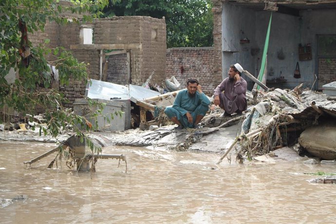 Archivo - NANGARHAR, Aug. 16, 2022  -- People are seen in the flood-affected area in Nangarhar province, Afghanistan, Aug. 15, 2022. At least eight people were killed and six others injured on Monday as a result of heavy rains and flash floods in Afghan