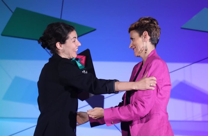 La presidenta María Chivite entrega el Premio a la Promoción del Talento Artístico 2023 a la escritora pamplonesa Laura Chivite