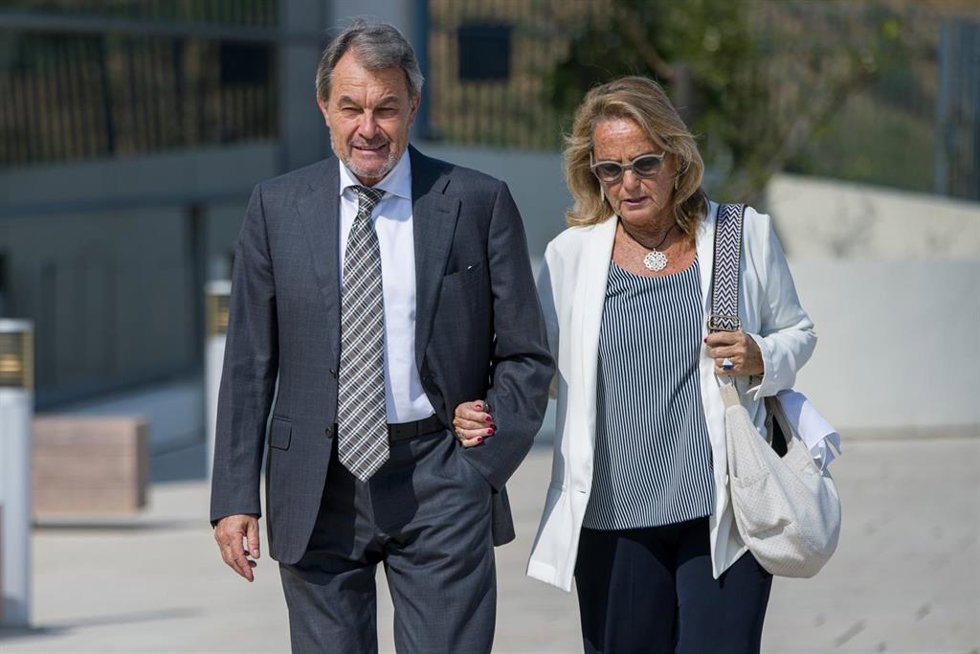 El expresidente de la Generalitat de Cataluña, Artur Mas, y su esposa Helena Rakosnik, a su llegada a la capilla ardiente del peluquero Lluís Llongueras, en el tanatorio Sant Gervasi, a 30 de mayo de 2023 en Barcelona, Catalunya (España). 
