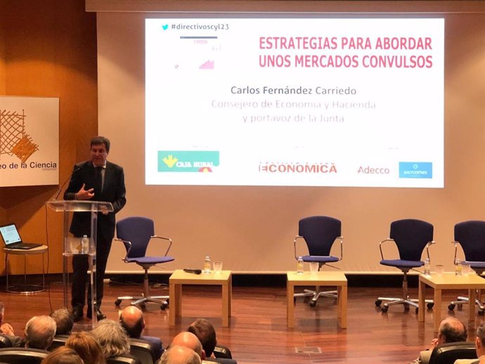 El consejero de Economía y Hacienda, Carlos Fernández Carriedo, clausura una jornada empresarial en Valladolid.