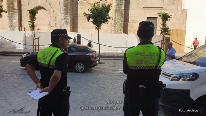 Archivo - Dos policías locales en en centro de Sevilla