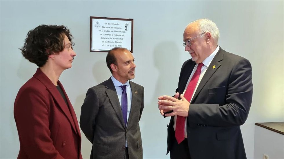 Np, Foto Y Audios Bellido Descubre Una Placa En Manzanares Por Su Relación Con El 40 Aniversario De Clm