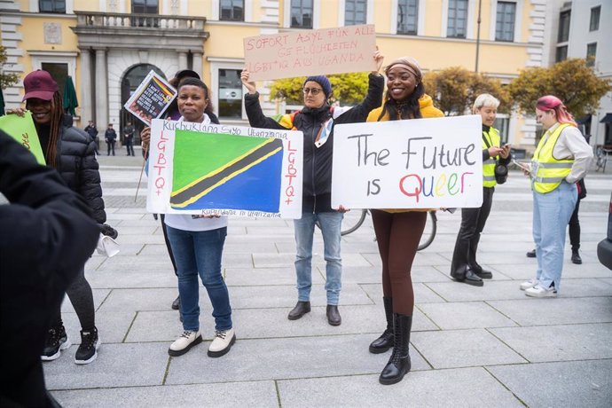 Archivo - Manifestantes en Múnich (Alemania) con carteles en solidaridad con el colectivo LGTBI de Uganda