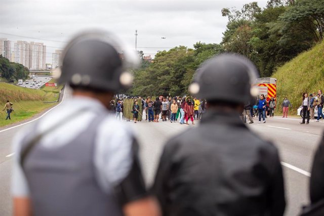 Manifestantes bloquean una carretera para protestar por el proyecto de ley que limitará las tierras indígenas