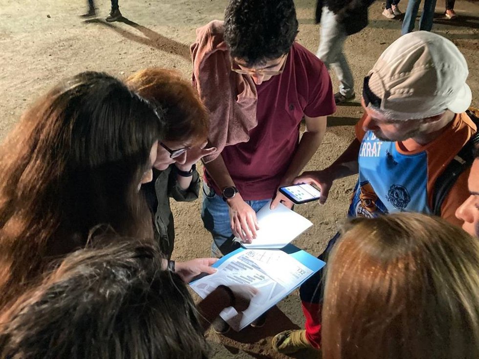 Voluntarios participan en el recuento de las personas sinhogar en Badalona (Barcelona) de 2023, impulsado la noche del 30 al 31 de mayo