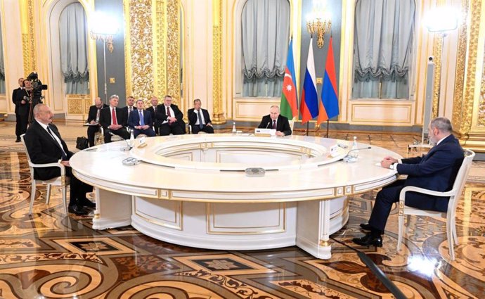 Conversaciones trilaterales entre el presidente de Rusia, Vladimir Putin; el presidente de Azerbaiyán, Ilham Aliyev, y el primer ministro de Armenia, Nikol Pashinián