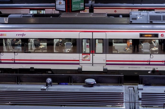 Archivo - Un tren de Cercanías en la estación Puerta de Atocha-Almudena Grandes, a 7 de febrero de 2023, en Madrid (España).