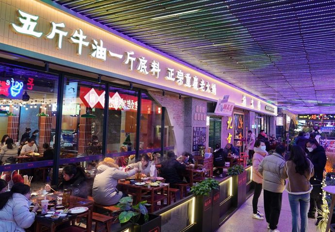 Archivo - Zona de restaurantes en Pekín. China