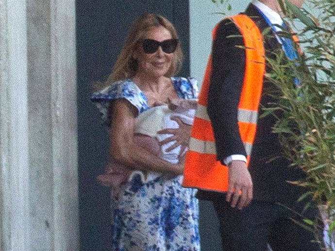 Ana Obregón con su nieta Ana Sandra en brazos a su llegada a Madrid