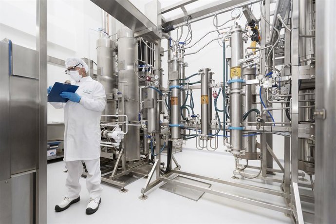 EU-GMP certified Cannabis extraction at Clever Leaves facility (c) Zumo