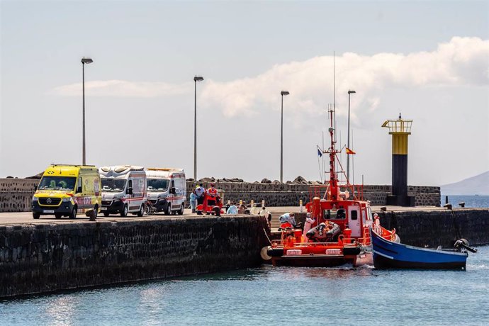 Archivo - Un barco de Salvamento Marítimo, a su llegada al Muelle de La Cebolla con la patera de 34 migrantes, a 1 de septiembre de 2021, en Lanzarote, Islas Canarias (España). La patera con los migrantes fue avistada al norte de Arrecife y una embarcació