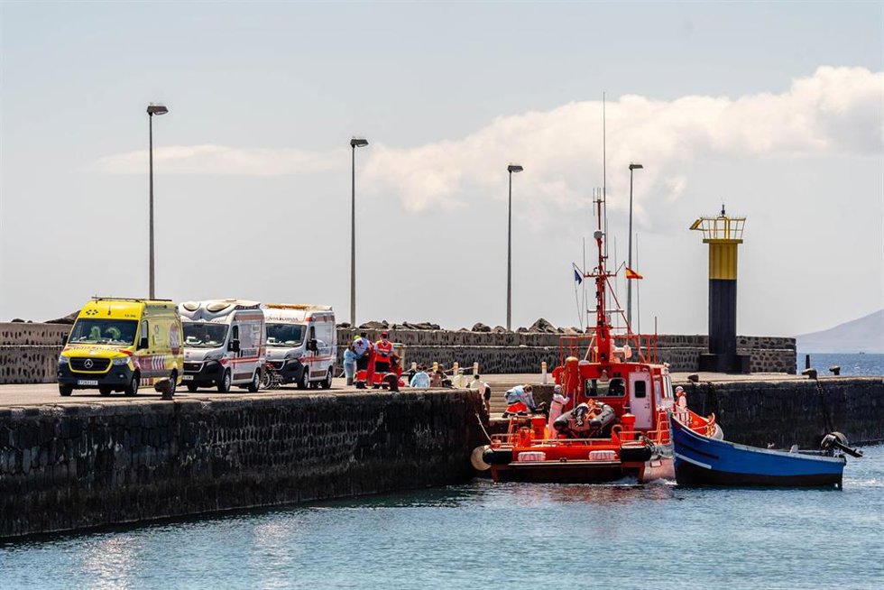 Archivo - Un barco de Salvamento Marítimo, a su llegada al Muelle de La Cebolla con la patera de 34 migrantes, a 1 de septiembre de 2021, en Lanzarote, Islas Canarias (España). La patera con los migrantes fue avistada al norte de Arrecife y una embarcac