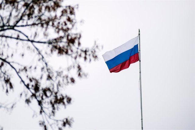 Archivo - Bandera de Rusia en la Embajada rusa en la capital de Polonia, Varsovia