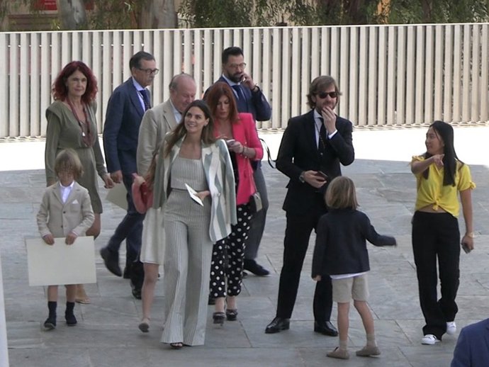 Rosauro Varo ha recibido la Medalla de Sevilla arropado por Amaia Salamanca y sus tres hijos