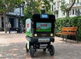 Robot de Pascual realizando entrega de hostelería
