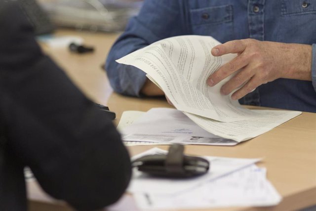 Archivo - Trabajadores, trabajador, trabajo, Seguridad Social, Oficina de empleo, funcionario,  funcionarios, empleo, empleos, oficinas, empresa, empresas