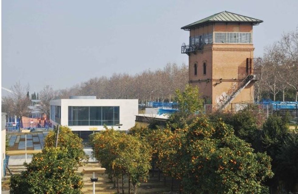 Torre de control ferroviario en el paseo de Torneo.