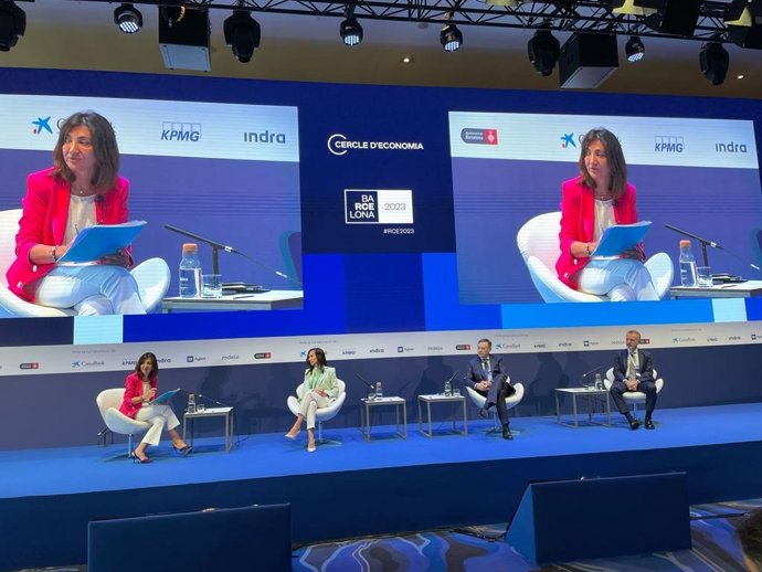 La exministra y presidenta de Redeia, Beatriz Corredor; el presidente de Indra, Marc Murtra, y el presidente de Agbar, Ángel Simón, durante una mesa redonda en la 38 Reunió Cercle d'Economia.
