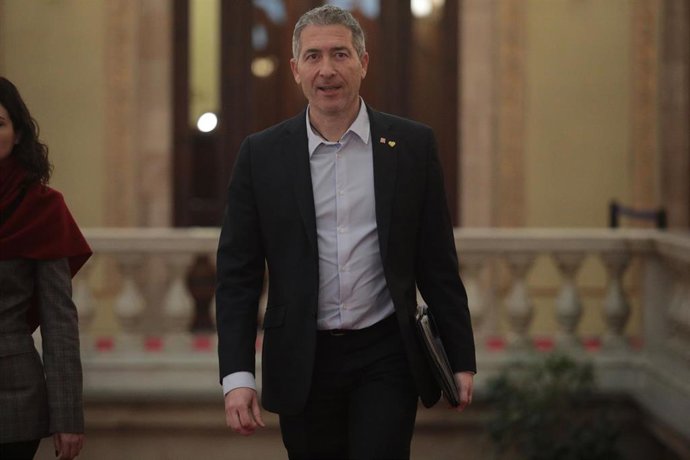 Archivo - El conseller de Educación, Josep González-Cambray, a su llegada a una sesión plenaria en el Parlament, a 24 de enero de 2023, en Barcelona, Catalunya (España). El Pleno del Parlament ha debatido hoy cuestiones como el acoso escolar en los cent