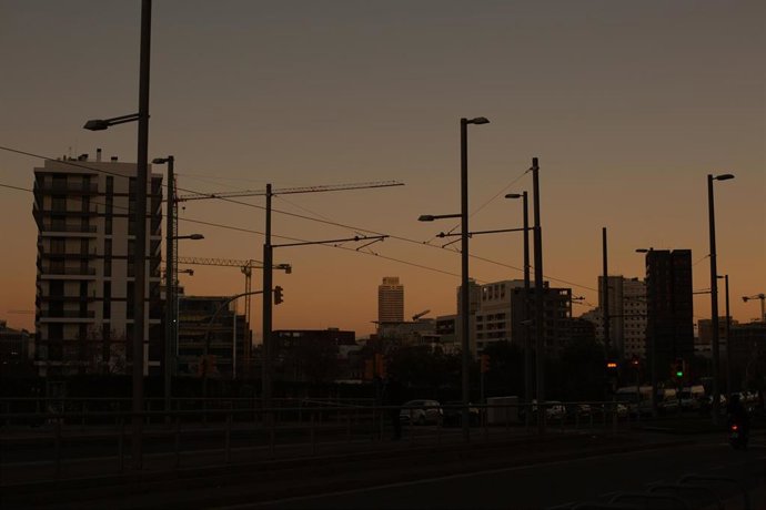 Archivo - Edificios con grúas, a 11 de enero de 2022, en Barcelona, Cataluña (España). 