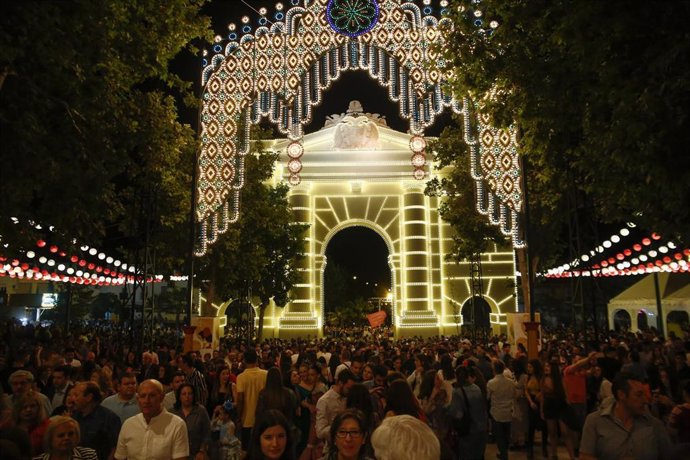 Archivo - Inauguracion de la feria del Corpus 2019 en Granada con el encendido del recinto.