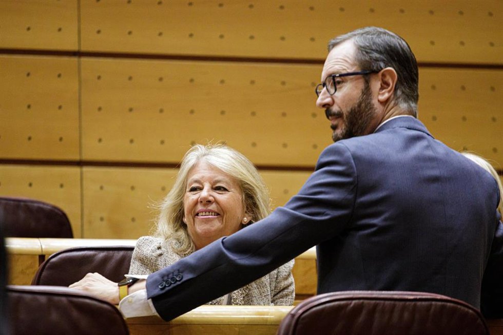 Archivo - La alcaldesa de Marbella y senadora del PP, Ángeles Muñoz (i), conversa con el portavoz del Partido Popular en el Senado, Javier Maroto (d), durante una sesión plenaria en el Senado, a 26 de abril de 2023, en Madrid (España). Durante el pleno 