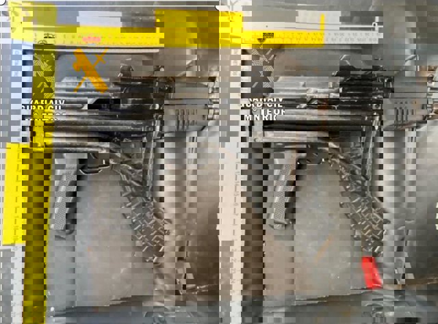 En el interior de uno de los vehículos de los detenidos se halló un subfusil Kalashnikov AK-47, el cual coincide, según las víctimas, con el que supuestamente se utilizó en los robos .