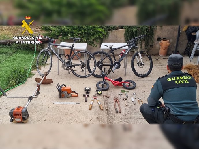 Detingut un home per robar dos cotxes, una bicicleta i altres objectes a Moraira.