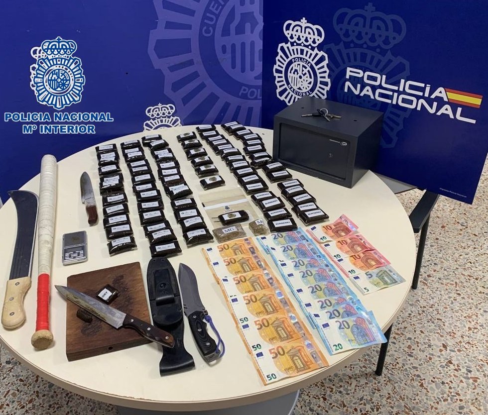 Droga, dinero y armas intervenidos en el marco de la operación llevada a cabo por la Policía Nacional, que ha detenido a dos hermanos y ha desarticulado un punto de venta de droga en el barrio de Ofra