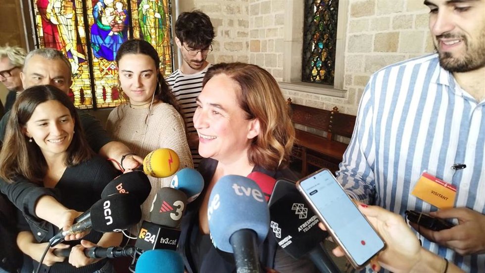La alcaldesa en funciones y candidata de BComú atiende a los periodistas a miércoles 31 de mayo de 2023, en Barcelona, Catalunya (España)