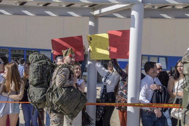 Familiares reciben en el aeropuerto de Almería a los 90 militares que regresan de Irak tras seis meses