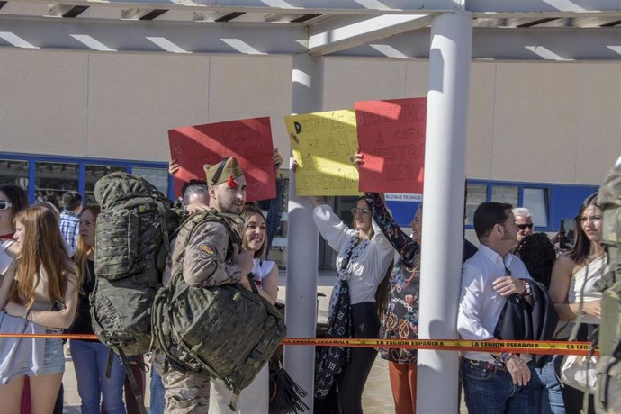 Familiares reciben en el aeropuerto de Almería a los 90 militares que regresan de Irak tras seis meses