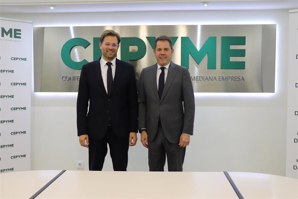 El presidente de CEPYME, Gerardo Cuerva (der.) y el responsable de relaciones institucionales de Amazon, Cristoph Steck (izq.).