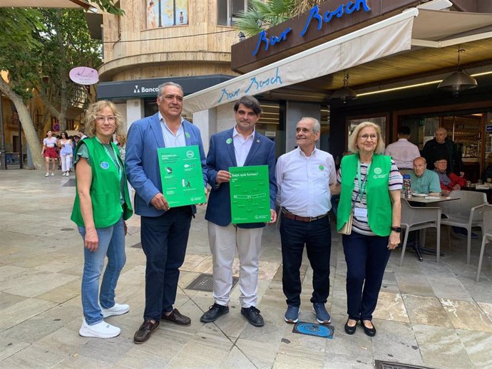 El presidente de la AECC, José Reyes y el presidente de Ferib, Alfonso Robledo, firman un acuerdo para declarar espacios libres de humo las terrazas de sus locales de Baleares