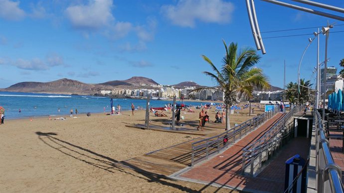 Archivo - Ambiente en la Playa de las Canteras el día del comienzo del invierno, en Las Palmas de Gran Canaria, Canarias (España).