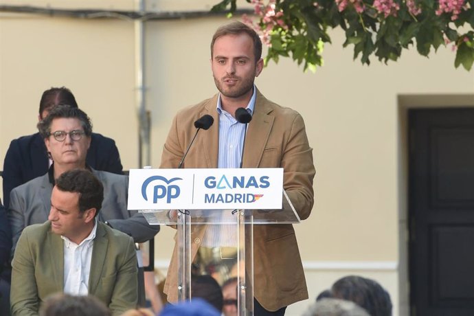 El candidato del PP a la Alcaldía de Arganda del Rey, Alberto Escribano, interviene durante un acto de precampaña del Partido Popular, a 5 de mayo de 2023, en Alcalá de Henares, Madrid (España). 