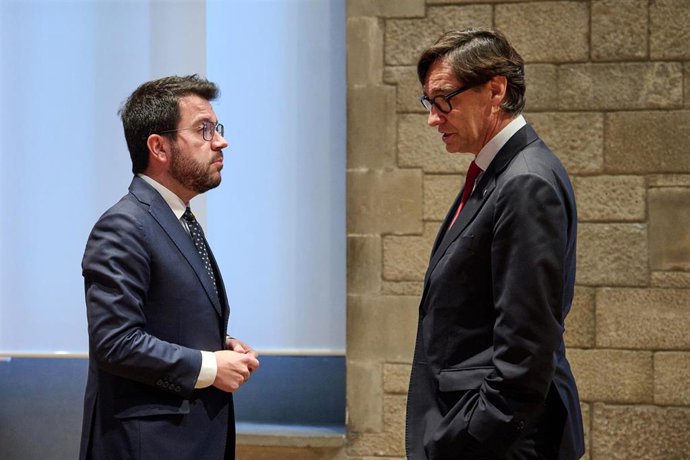Archivo - El presidente de la Generalitat, Pere Aragons (i), y el primer secretario del PSC, Salvador Illa (d), en la firma de un acuerdo de Presupuestos 2023 en la Generalitat, a 1 de febrero de 2023, en Barcelona, Catalunya (España). El Govern de Per