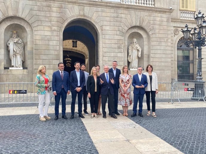 Los 11 concejales que integrará el grupo municipal de TriasxBCN en el Ayuntamiento de Barcelona, encabezados por el exalcalde y cabeza de lista Xavier Trias.