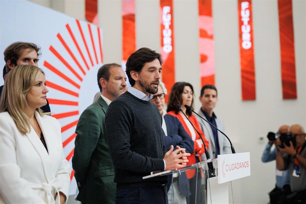 El secretario general de Ciudadanos, Adrián Vázquez, interviene durante una rueda de prensa tras la reunión del Comité Nacional de Ciudadanos, en la sede nacional de Ciudadanos, a 30 de mayo de 2023, en Madrid (España). 